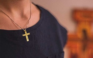 Τέμπη: Μια αγκαλιά της "κόστισε" τη χρυσή αλυσίδα που φορούσε στο λαιμό 