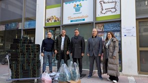 Προσφορά από τη Συντεχνία Αρτοποιών στο Κοινωνικό Παντοπωλείο Λάρισας 