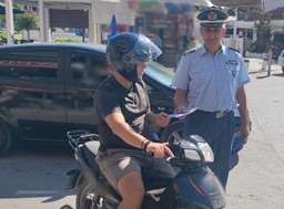 Τύρναβος: Διανεμήθηκαν ενημερωτικά φυλλάδια για τη χρήση προστατευτικού κράνους 