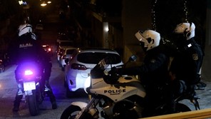 Άγνωστοι όρμησαν σε καφετέρια του Βόλου και μαχαίρωσαν πελάτες