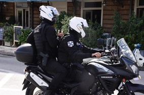 Eριξε πέτρες σε αστυνομικούς - Συνελήφθη στη Λάρισα 