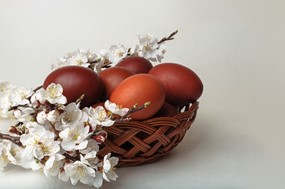 Τι συμβολίζει το βάψιμο και τι το «τσούγκρισμα» κόκκινων αυγών