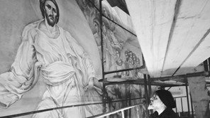 Kαθεδρικός Ναός Τιράνων: Ο Χρήστος Παπανικολάου άναψε 57 κεριά για τα θύματα των Τεμπών