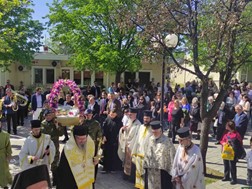 Mε κατάνυξη η περιφορά του Επιταφίου στο Νέο Κοιμητήριο Λάρισας (φωτο)