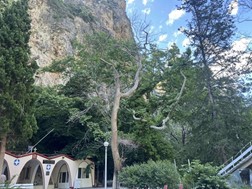 Στα έργα αποκατάστασης του Προσκυνήματος Αγίας Παρασκευής Τεμπών ο Ιερώνυμος 