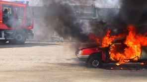 Αυτοκίνητο στη Λάρισα πήρε φωτιά με τέσσερις επιβάτες