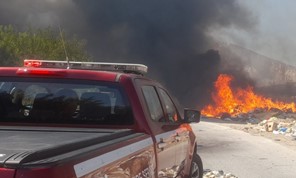 Mεγάλη φωτιά σε χωματερή στον Τύρναβο - Kοντά στο οικισμό των Ρομά