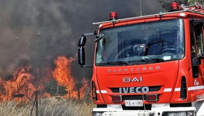 Nέο μέτωπο πυρκαγιάς μεταξύ Κάστρου και Λουτρού 