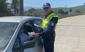 Αστυνομικοί μοίρασαν φυλλάδια με συμβουλές οδικής ασφάλειας σε οδηγούς