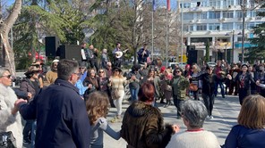 "Άναψε" το αποκριάτικο γλέντι στην κεντρική πλατεία Λάρισας (φωτο)