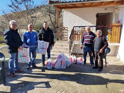 Προσφορά τροφίμων σε σεισμόπληκτη οικογένεια στο Δαμασούλι Τυρνάβου