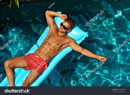 Summer Collection 2025. Τα must have ανδρικά μαγιό της καλοκαιρινής σεζόν που θα λατρέψετε!