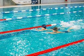 Το μάθημα της κολύμβησης μπαίνει στα σχολεία - Tι ισχύει από τη νέα σχολική χρονιά 
