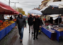 Στη λαϊκή αγορά της Θεοφράστου ο Δημήτρης Κουρέτας (φωτο)