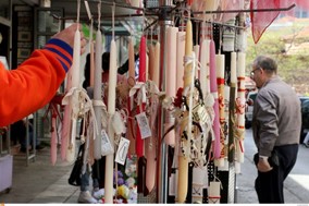 Κορυφώνεται η κίνηση στην αγορά της Λάρισας - Στη 1 το μεσημέρι ανοίγουν τα εμπορικά 