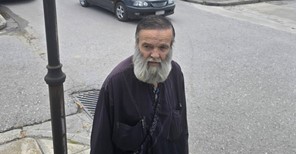 Θρήνος στην κηδεία της 52χρονης στη Λάρισα - Συντετριμμένος ο πατέρας της