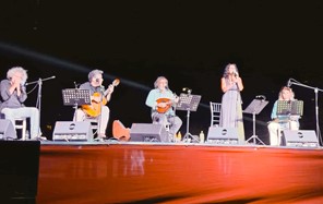 "Μαγική" βραδιά με τον Λουδοβίκο των Ανωγείων στην πλατεία Βράχων, στα Φάρσαλα   