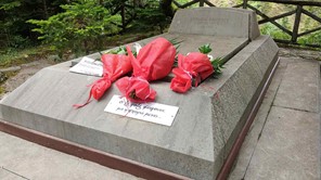 Λουλούδια στο μνήμα του Χαρίλαου Φλωράκη από ΚΚΕ, ΚΝΕ και ΠΕΑΕΑ-ΔΣΕ 