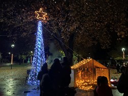 Άναψε το Χριστουγεννιάτικο δέντρο στη Μάνδρα