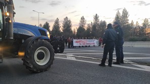 Οι αγρότες του μπλόκου της Γυρτώνης απέκλεισαν την ΠΑΘΕ με τρακτέρ 