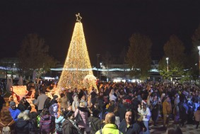Άναψαν τα φώτα στο Χριστουγεννιάτικο δέντρο της Νίκαιας