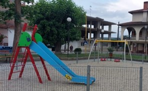 O Δήμος Τυρνάβου επισκευάζει 14 παιδικές χάρες 