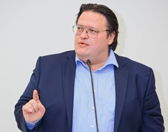 Παπαλιάγκας: Δηλαδή ο Υπουργός Μεταφορών έχει εποπτεία στις σφραγίδες του Υπουργείου;