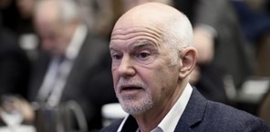 O Γιώργος Παπανδρέου αποχαιρετά τον Γιάννη Ζιάγκα