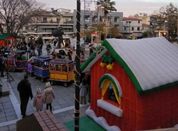 Σε Χριστουγεννιάτικη παραμυθοχώρα μετατράπηκε το κέντρο των Φαρσάλων