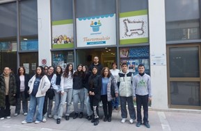 Προσφορά από το 1ο Πειραματικό Γυμνάσιο Λάρισας στο Κοινωνικό Παντοπωλείο 