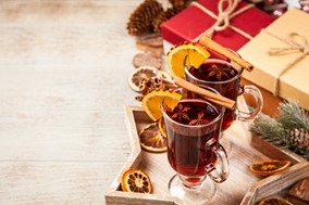 Πώς να φτιάξεις ζεστό κρασί, το τέλειο ποτό για τις γιορτές
