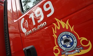 Aυτοκίνητο άρπαξε φωτιά μετά από τροχαίο στη Λάρισα 