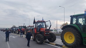 Λάρισα: Ξεκινούν οι κινητοποιήσεις των αγροτών - Τρακτέρ στον κόμβο Πλατυκάμπου 