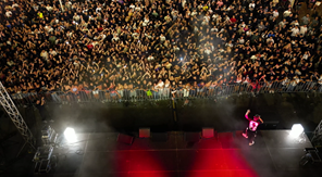 Tρίωρο πάρτι με τη Χαρά, τον 12ο Πίθηκο και τον εκρηκτικό Bloody Hawk