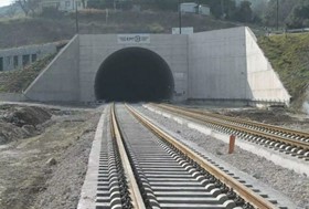 Σιδηρόδρομος: Eλλείψεις σε μάνικες και πυροσβεστήρες στη σήραγγα των Τεμπών 