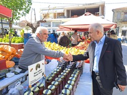 Στη λαϊκή αγορά Συκουρίου και στην Ακολουθία της Αποκαθήλωσης ο Γιώργος Μανώλης 