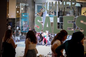 Πρεμιέρα θερινών εκπτώσεων στη Λάρισα - Σε τόνωση του τζίρου ελπίζουν οι έμποροι 
