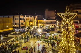 Φωταγωγήθηκε το Χριστουγεννιάτικο δέντρο - Σε γιορτινούς ρυθμούς ο Τύρναβος (φωτο)