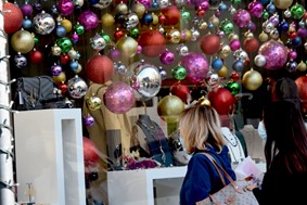 Λάρισα: Σε γιορτινούς ρυθμούς η αγορά - Αρχίζουν τα καλάθια Χριστουγέννων, Άη Βασίλη 