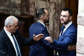 Ο βουλευτής Λάρισας Κ.Φλώρος επιτέθηκε με γροθιές σε βουλευτή της Ελληνικής Λύσης
