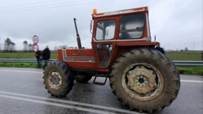 Αγρότες έκλεισαν συμβολικά την Εθνική Οδό Λάρισας - Κοζάνης
