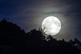 Πανσέληνος Μαρτίου 2024: Πότε έρχεται το «φεγγάρι του σκουληκιού»