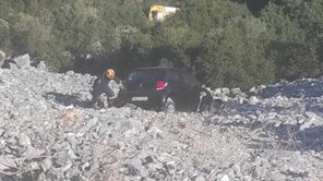Αυτοκίνητο έπεσε σε γκρεμό στο δρόμο Τυρνάβου - Ελασσόνας
