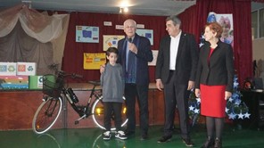 Στο 32ο Δημοτικό Σχολείο ο Απ. Καλογιάννης  για την παράδοση ποδηλάτου σε τυχερό μαθητή 