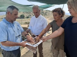 Δ.Τεμπών: Επίσκεψη του Γιώργου Μανώλη στις ανασκαφές του Μυκηναϊκού Οικισμού στο Μακρυχώρι
