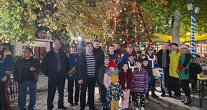 Δ.Τεμπών: Φωταγωγήθηκε το χριστουγεννιάτικο δέντρο στα Αμπελάκια 