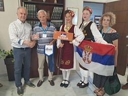 Στο Δημαρχείο του Δ.Τεμπών στο Μακρυχώρι μέλη των χορευτικών συγκροτημάτων από την Ουγγαρία και την Σερβία