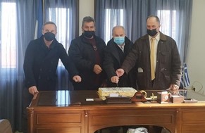 Οι υπάλληλοι του Δήμου Τεμπών έκοψαν την πρωτοχρονιάτικη πίτα τους  