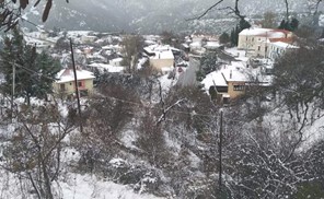 Λάρισα: Στα λευκά η Σπηλιά Κισσάβου