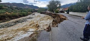 Γόννοι: Καταστράφηκε ο μισός δρόμος, κίνδυνος για τα γειτονικά σπίτια (φωτο)